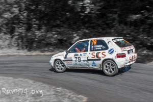 Voiture de rallye en action sur les routes de La Réunion