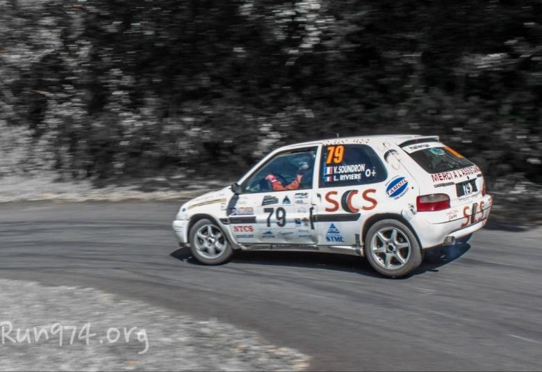Voiture de rallye en action sur les routes de La Réunion