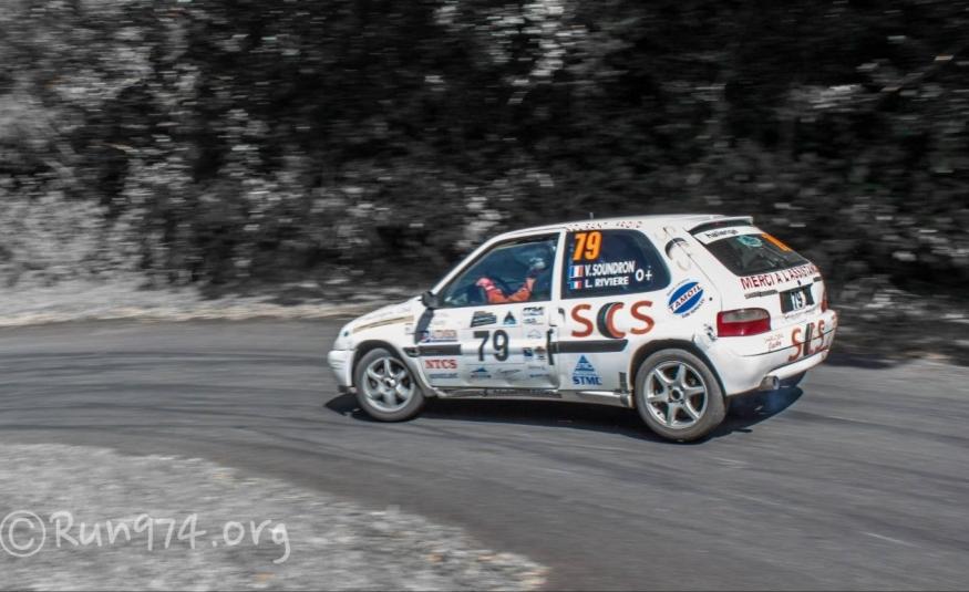 Voiture de rallye en action sur les routes de La Réunion