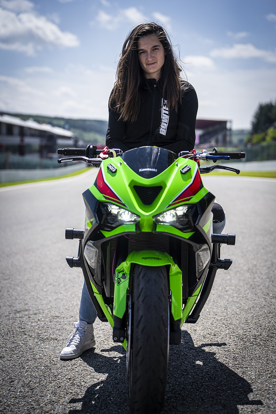Sarah Lezito, championne du monde de stunt, avec sa Kawasaki au circuit du Mans en 2024