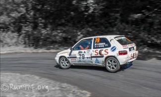 Voiture de rallye en action sur les routes de La Réunion